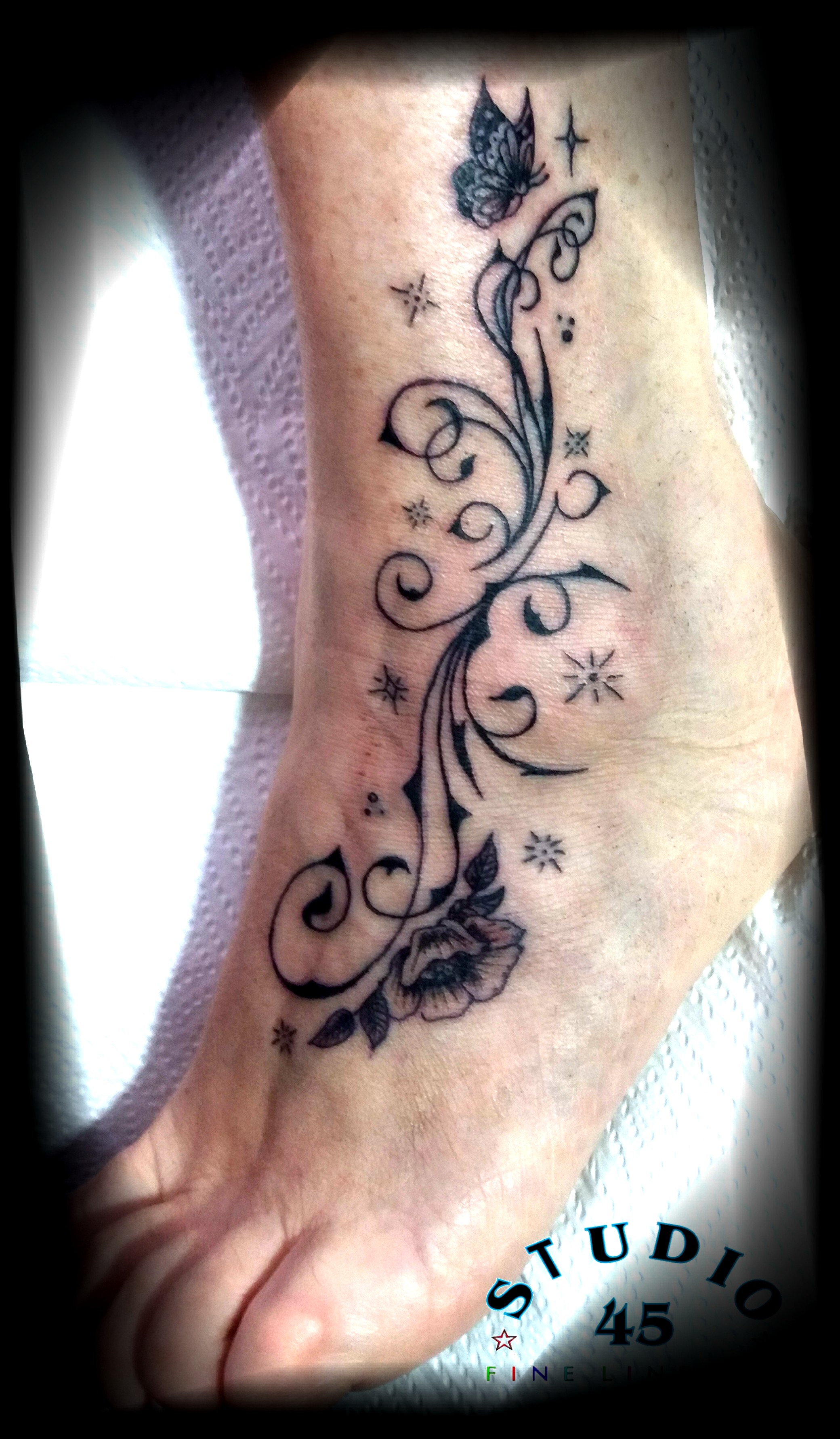 Feines ornamentales Fuß Tattoo Ornament Tribal Ranke Recklinghausen STUDIO 45